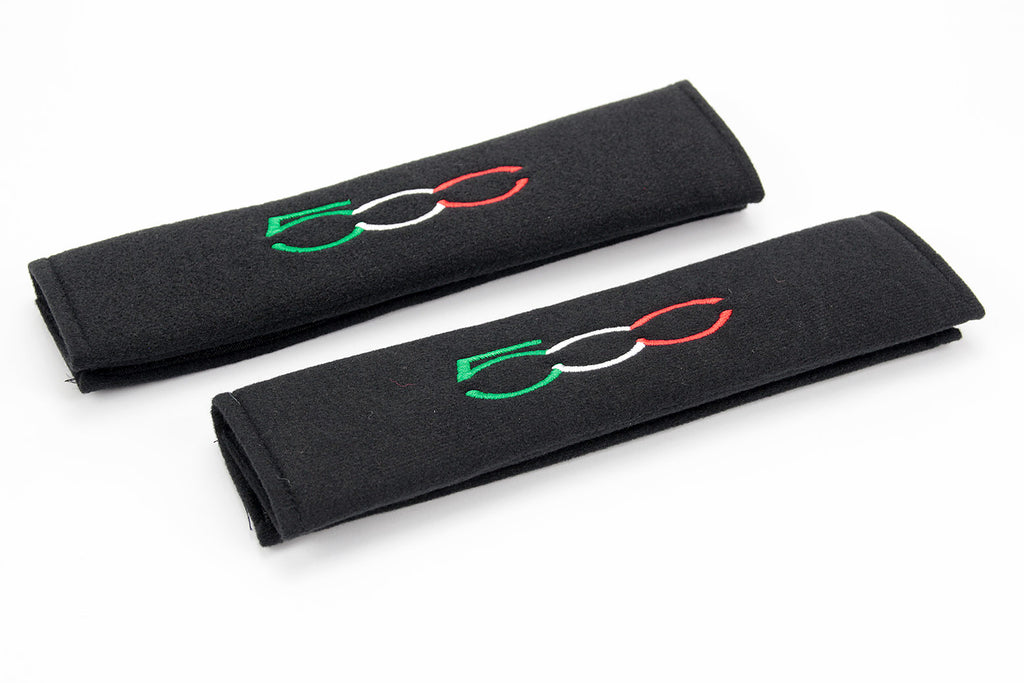 Fiat 500 logo embroidered on padded seat belt covers.